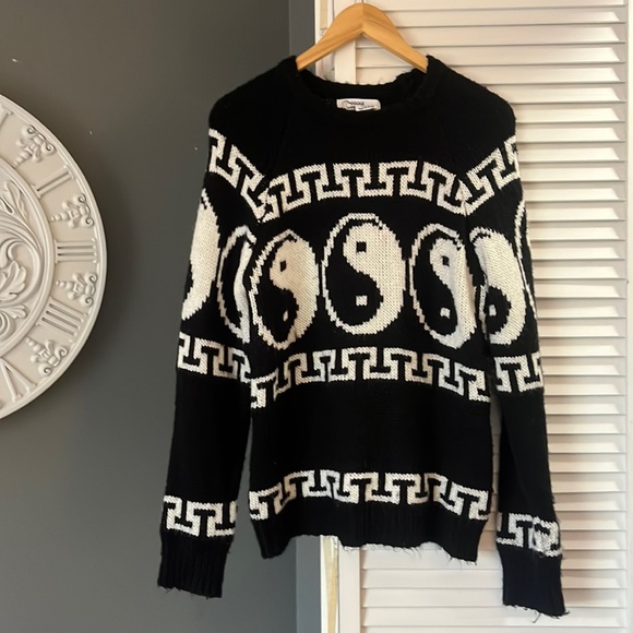 Yin Yang sweater - Picture 1 of 4